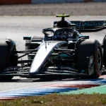 Voiture de course sur circuit illustrant un dessin formule 1 réaliste en plein virage
