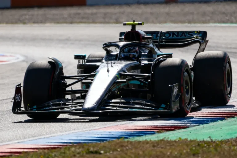 Voiture de course sur circuit illustrant un dessin formule 1 réaliste en plein virage
