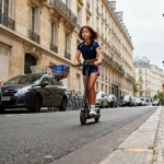 Jeune fille en trottinette électrique en ville illustrant edpm signification mobilité urbaine innovante