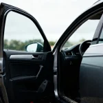 Voiture grise avec porte ouvert voiture sur paysage flou en arrière-plan