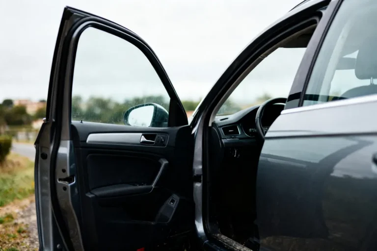 Voiture grise avec porte ouvert voiture sur paysage flou en arrière-plan