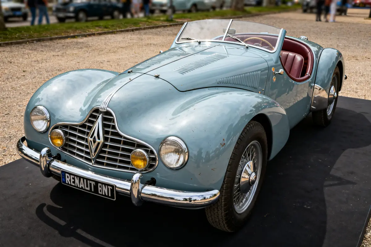 Roadster rétro bleu de collection, Renault Vivastella Grand Sport, exposé en extérieur sur tapis noir