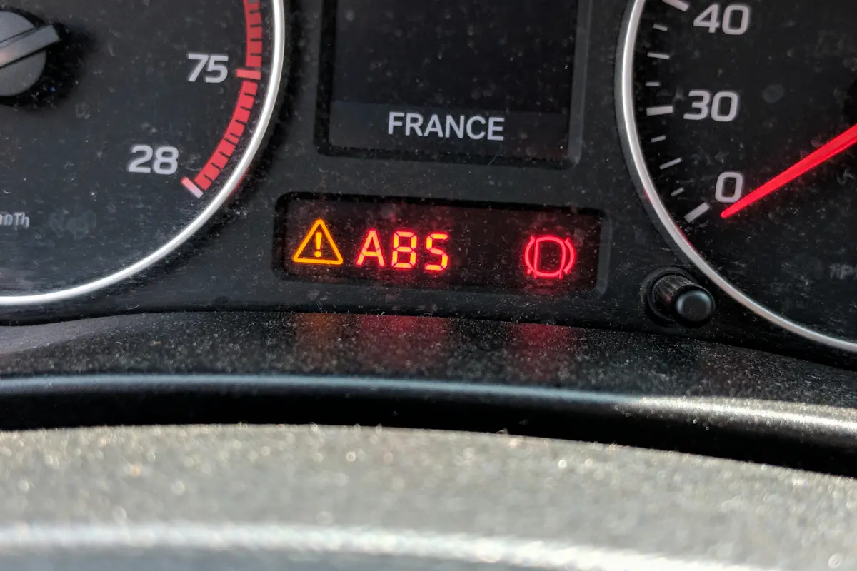 Voyant ABS s’allume de temps en temps : Causes et solutions ?