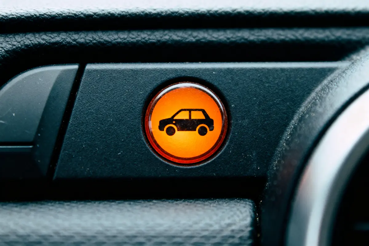 Voyant orange rond avec voiture dedans : Que signifie-t-il ?