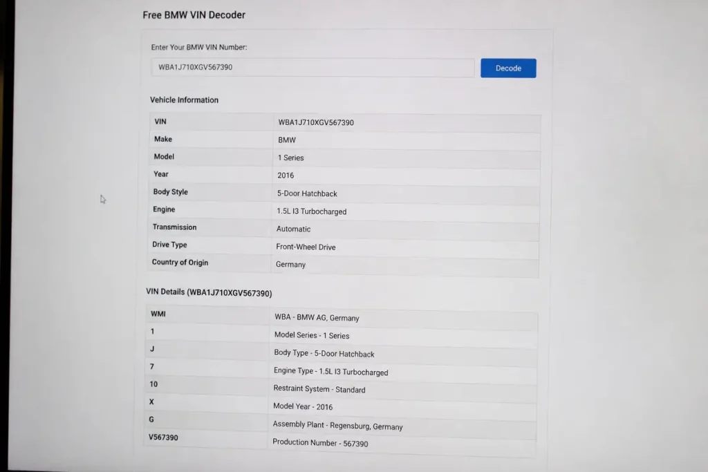 Écran affichant un décodeur de numéro VIN pour une BMW Série 1, année 2016, Allemagne.