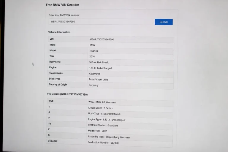 Écran affichant un décodeur de numéro VIN pour une BMW Série 1, année 2016, Allemagne.