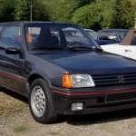 Voiture Peugeot 205 noire garée, modèle sportif 405 Mi16 disponible d'occasion