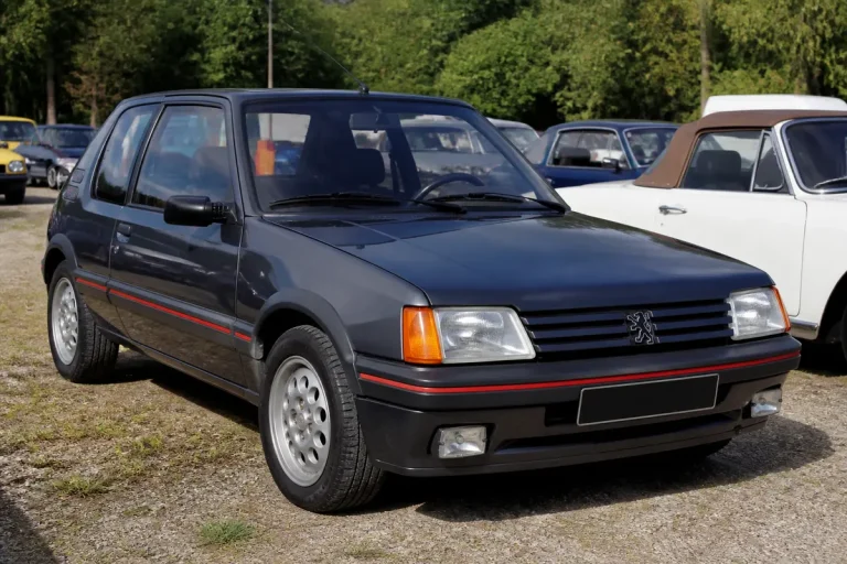 Voiture Peugeot 205 noire garée, modèle sportif 405 Mi16 disponible d'occasion