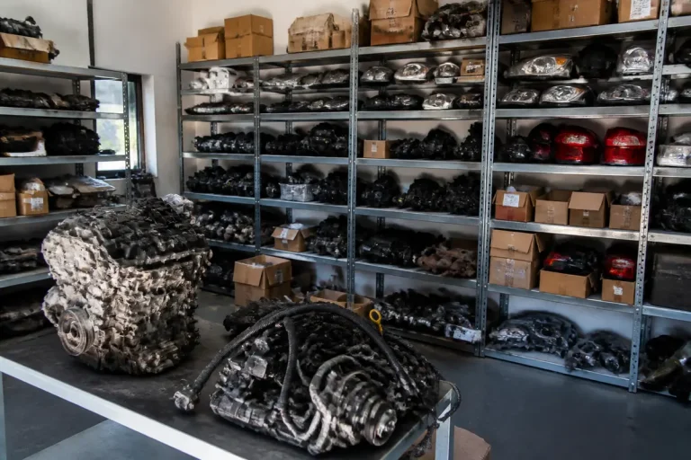 Pièces automobiles en rangement chez Piecesauto24 dans un entrepôt avec étagères métalliques