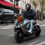 Homme en scooter BMW sur route urbaine sans permis nécessaire