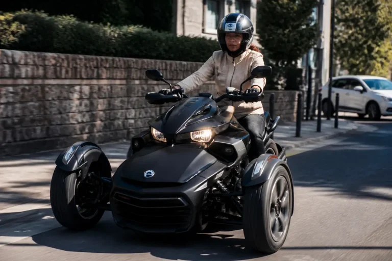 Conductrice sur un tricycle motorisé Can-Am avec casque sur route ensoleillée.