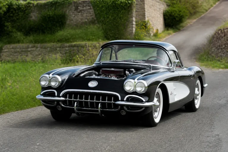 Chevrolet Corvette C1 noire des années 50 sur une route pittoresque