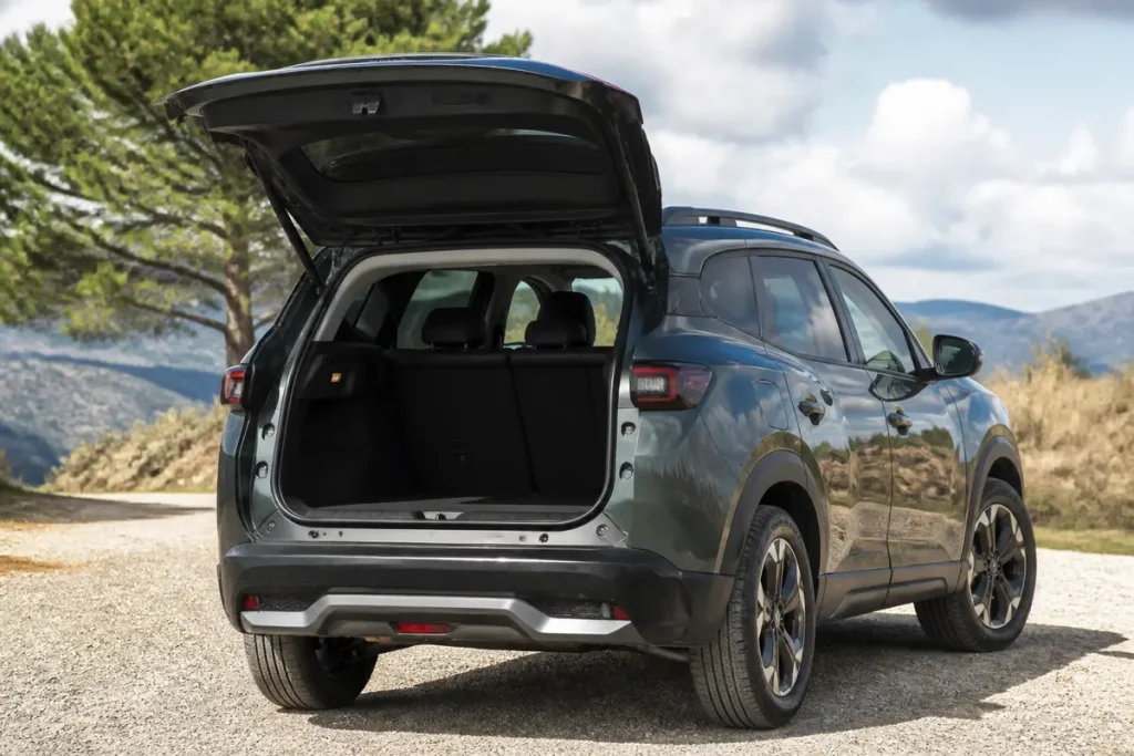 Coffre ouvert d'un SUV Citroën, dimensions du C5 Aircross 2025, sur chemin panoramique