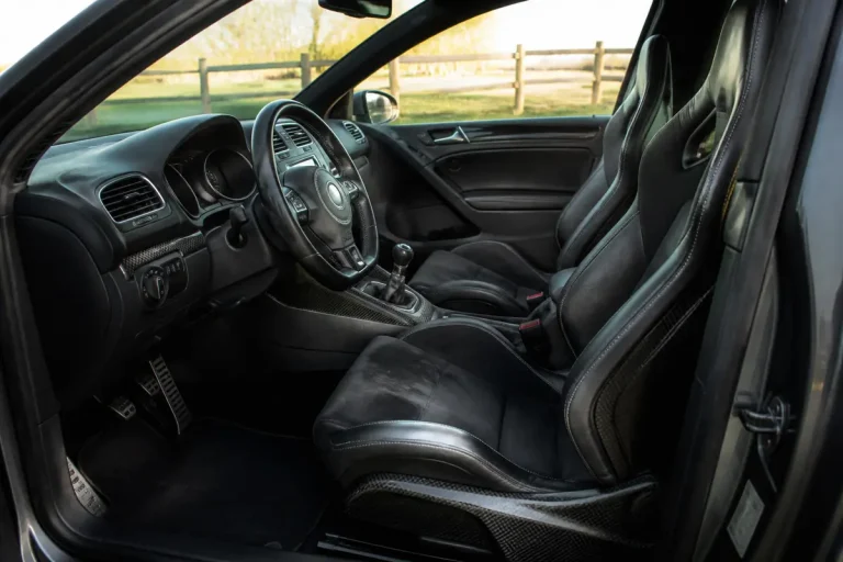 Vue intérieure de la Golf 6 avec sièges sport et volant cuir élégants