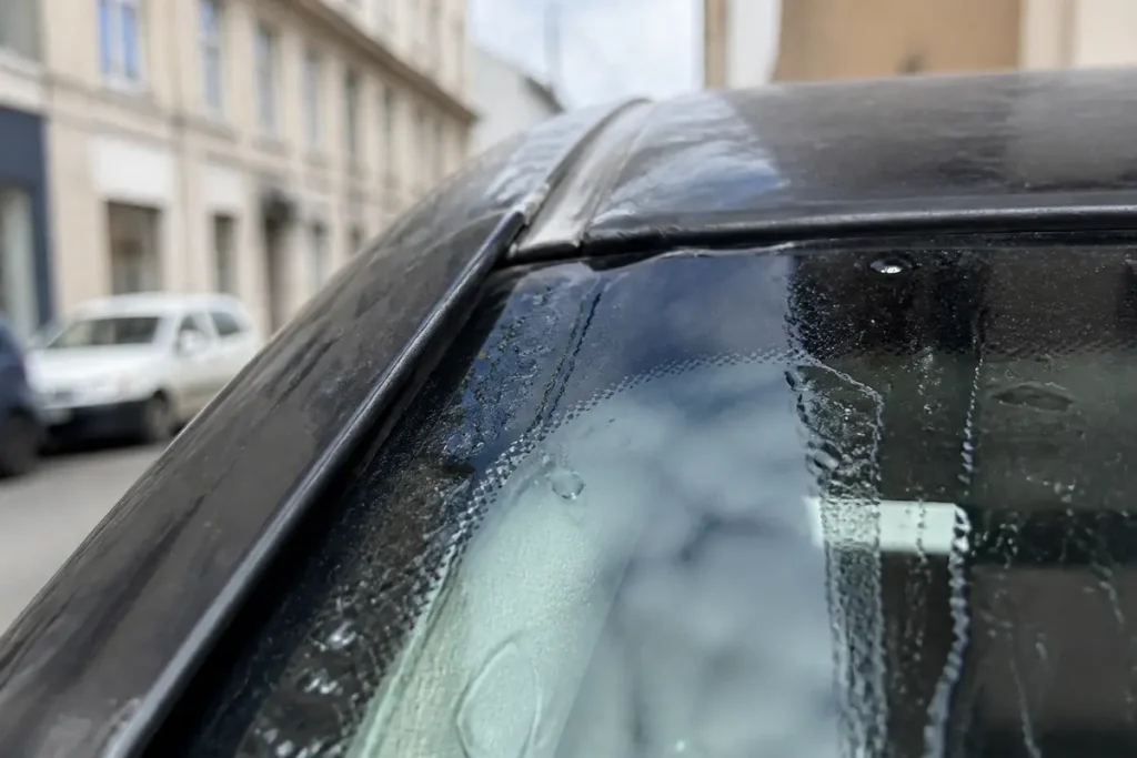 Vue rapprochée d'un joint de pare-brise avec prise en charge par assurance auto