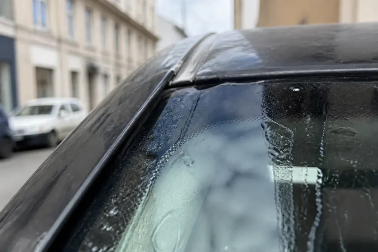 Vue rapprochée d'un joint de pare-brise avec prise en charge par assurance auto