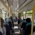 Intérieur d'un bus montrant le nombre de places assises disponibles pour les passagers