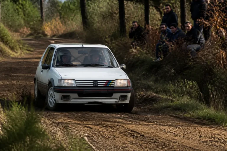 Voiture de rallye blanche avec spectateurs lors du rallye du MĂ©doc 2025 en forĂȘt