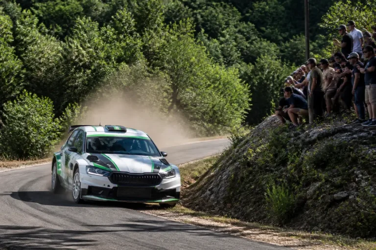 Voiture de course au Rallye du Pays du Gier 2025 sur route sinueuse en forĂŞt