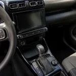Intérieur moderne avec tableau de bord du Citroën C3 Aircross automatique et écran tactile.