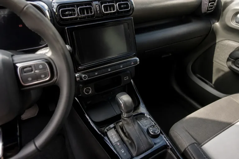 Intérieur moderne avec tableau de bord du Citroën C3 Aircross automatique et écran tactile.