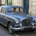 Voiture Hotchkiss bleue garée dans une rue avec bâtiments en arrière-plan