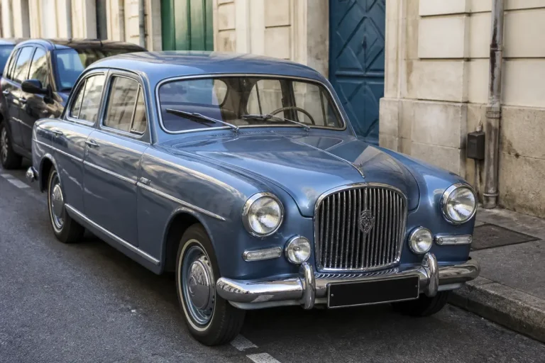Voiture Hotchkiss bleue garée dans une rue avec bâtiments en arrière-plan